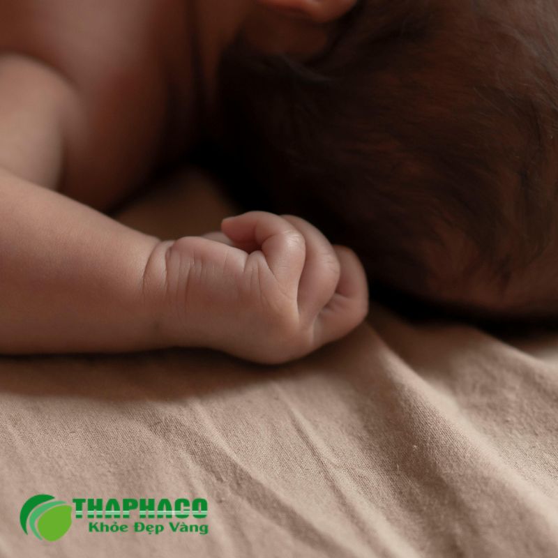 Hẹp hậu môn có thể do bẩm sinh, biến chứng sau phẫu thuật trĩ, nứt kẽ hậu môn kéo dài