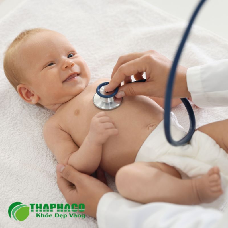 Điều trị hẹp hậu môn bao gồm nong hậu môn bằng dụng cụ hoặc phẫu thuật để cắt bỏ mô sẹo