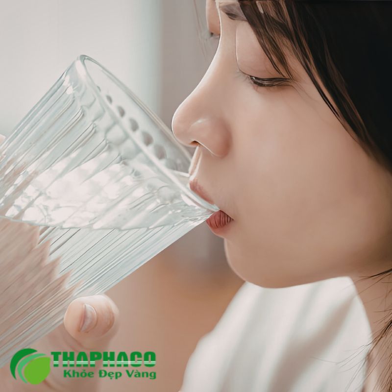 Uống đủ nước liên tục bổ sung nước và điện giải để tránh mất nước