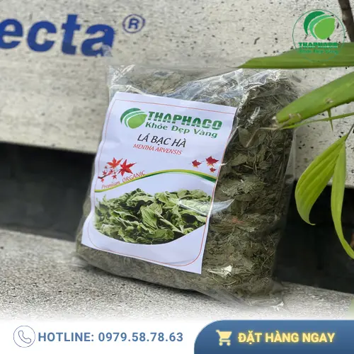 Tách trà bạc hà ấm áp
