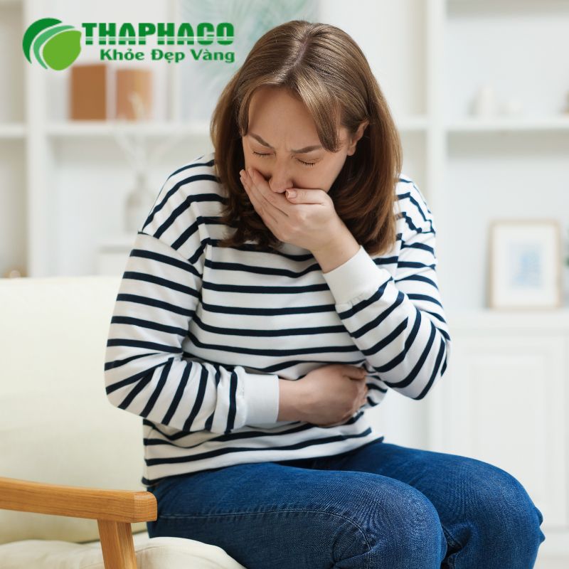 Triệu chứng lồng ruột điển hình ở trẻ là đau bụng dữ dội từng cơn, nôn ói, và đi ngoài ra máu như thạch