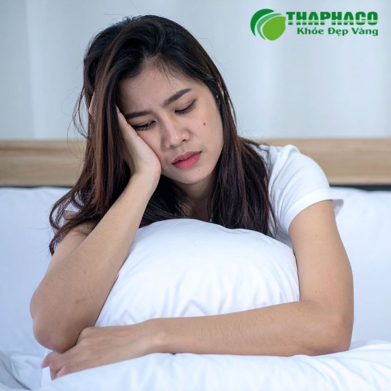 Nhận biết mất ngủ qua các dấu hiệu như khó ngủ, thức giấc nhiều lần, mệt mỏi ban ngày, khó tập trung