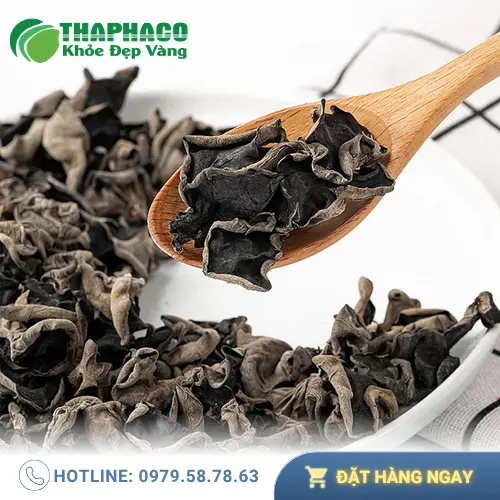 Mộc nhĩ đang ngâm trong nước lạnh
