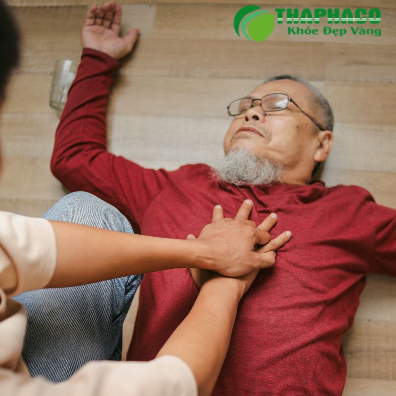 Ngưng tim là tình trạng tim đột ngột ngừng bơm máu hiệu quả đi khắp cơ thể, dẫn đến ngừng thở