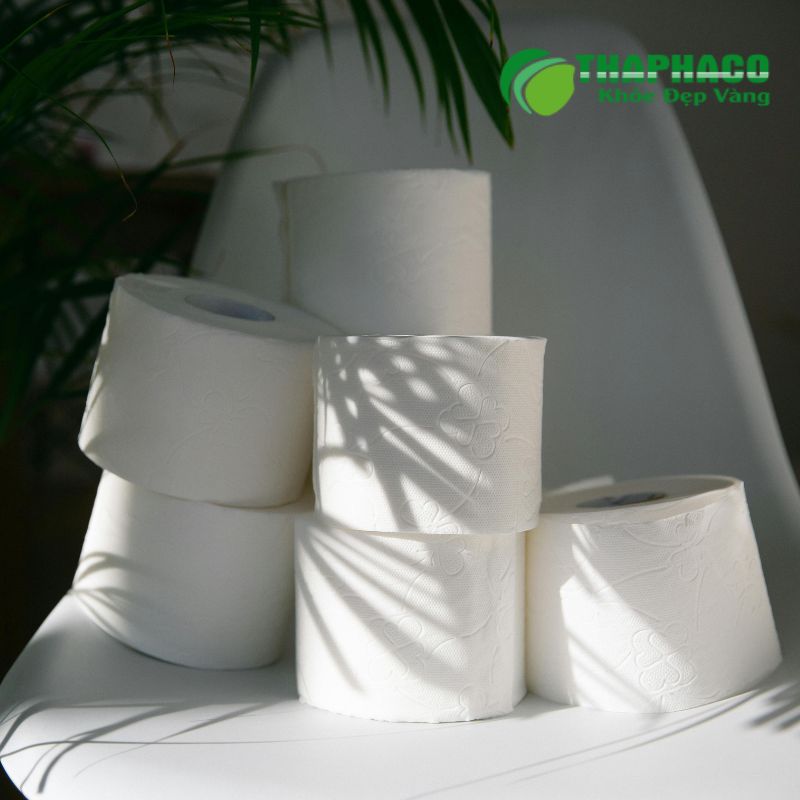 Sử dụng nước ấm và khăn mềm hoặc giấy vệ sinh ẩm để làm sạch nhẹ nhàng vùng hậu môn