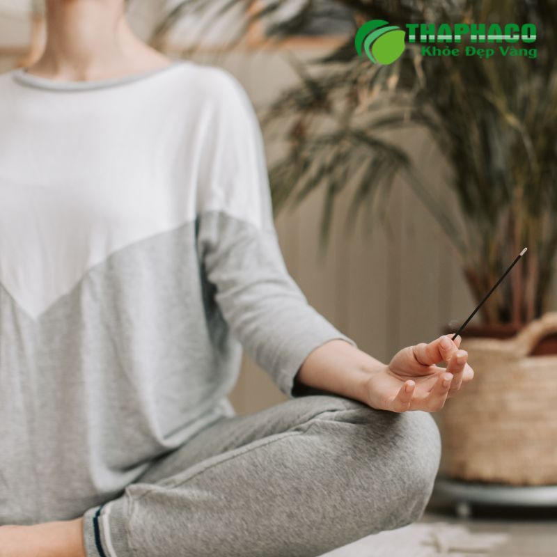 Thực hành các kỹ thuật thư giãn như thiền, yoga, hít thở sâu để giảm căng thẳng và lo â
