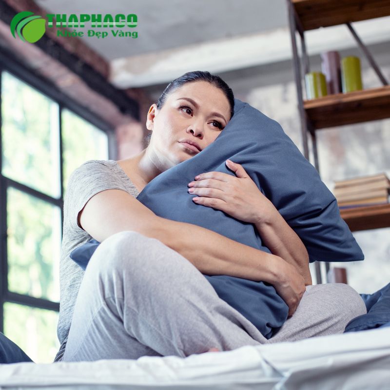 Triệu chứng rối loạn tiền đình phổ biến như chóng mặt, ù tai, buồn nôn, mất thăng bằng, đau đầu