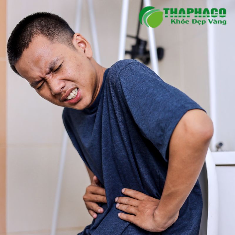 Nhiều yếu tố góp phần gây sa trực tràng, phổ biến nhất là táo bón mãn tính, rặn mạnh khi đại tiệ