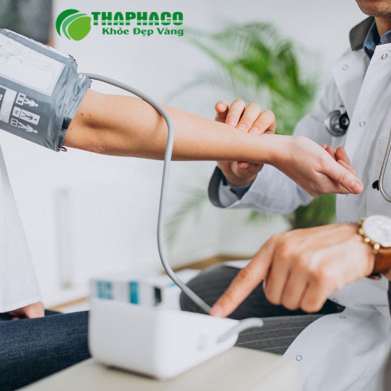 Điều trị suy tim phải bao gồm thuốc lợi tiểu, giãn mạch, trợ tim, oxy liệu pháp và các can thiệp chuyên biệt
