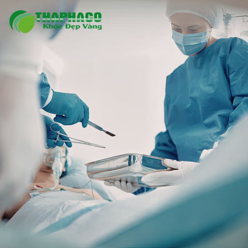 Điều trị tắc ruột bao gồm điều trị nội khoa (truyền dịch, giảm đau) và ngoại khoa (phẫu thuật)