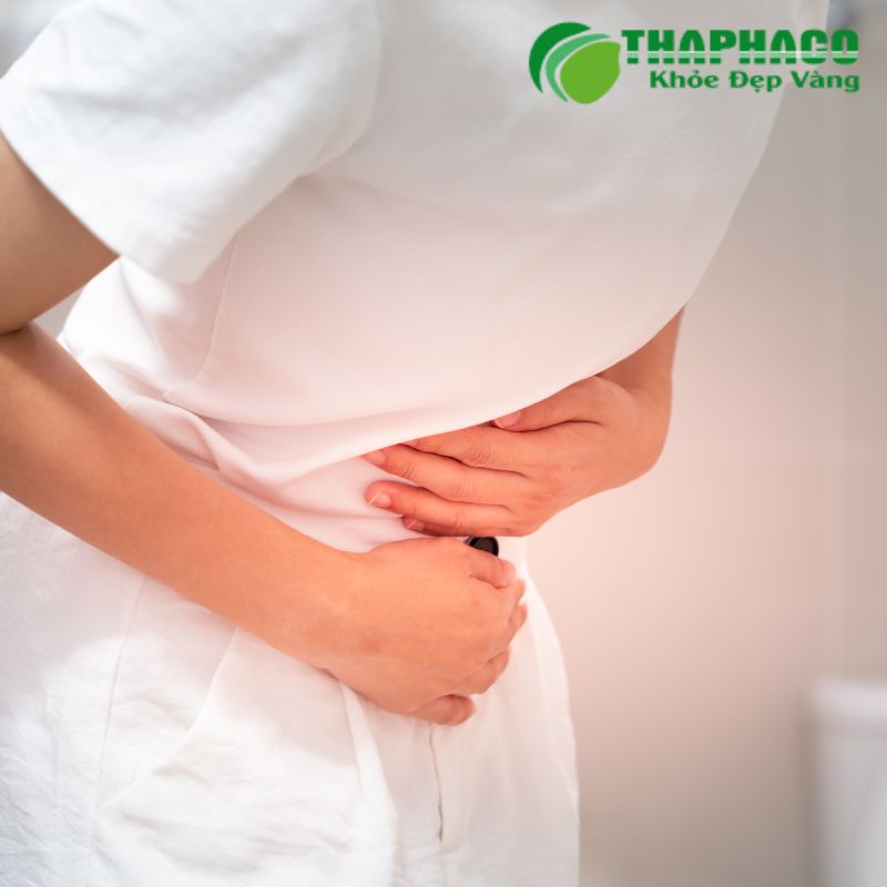 Táo bón là tình trạng đi đại tiện ít hơn 3 lần/tuần, phân khô cứng và khó đẩy ra ngoài