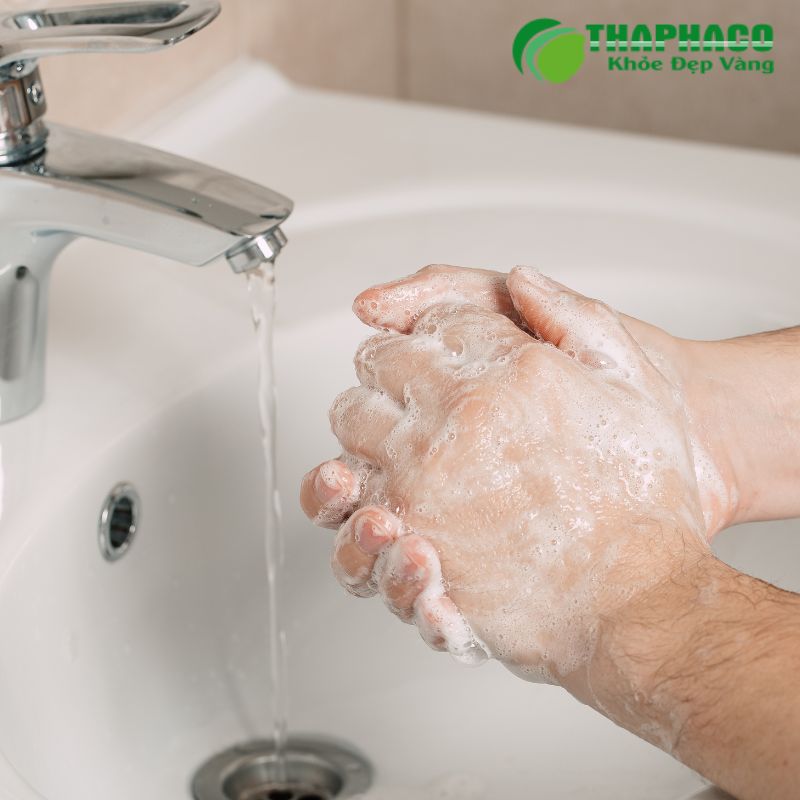Rửa tay bằng xà phòng và nước sạch, đặc biệt sau khi ho, hắt hơi và trước khi ăn