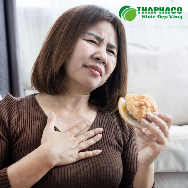 Ợ nóng là triệu chứng thoát vị hoành thường gặp nhất, đặc biệt sau khi ăn