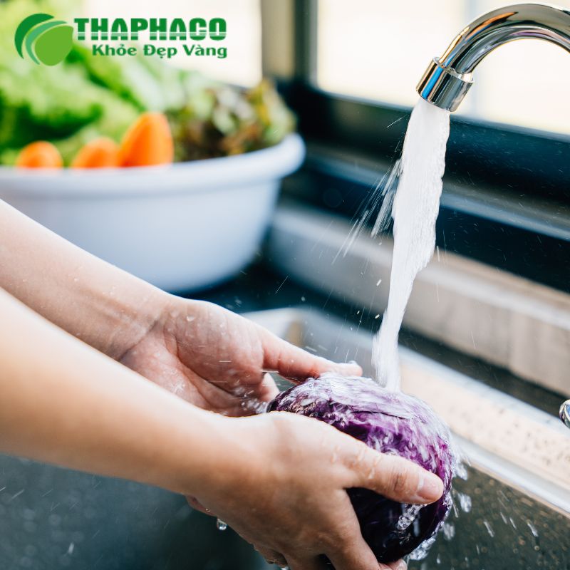 Rửa sạch rau củ quả dưới vòi nước chảy trước khi chế biến