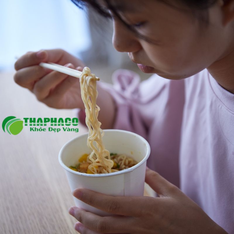 Hạn chế thực phẩm chế biến sẵn, đồ ăn đóng hộp, mì gói và các món ăn mặn