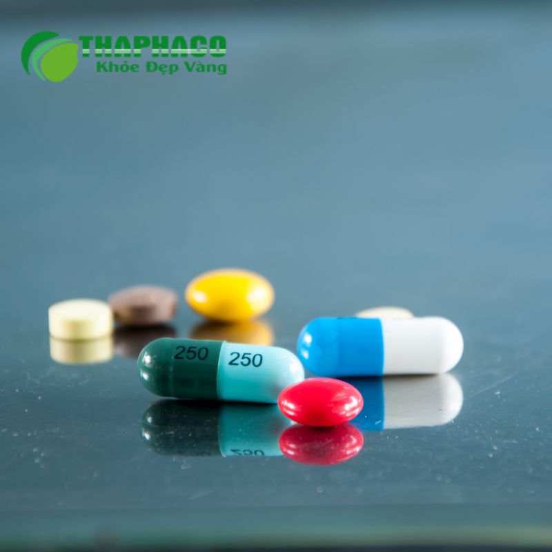 Mặc dù hiếm gặp, một số loại thuốc có thể gây tràn dịch màng ngoài tim như một tác dụng phụ