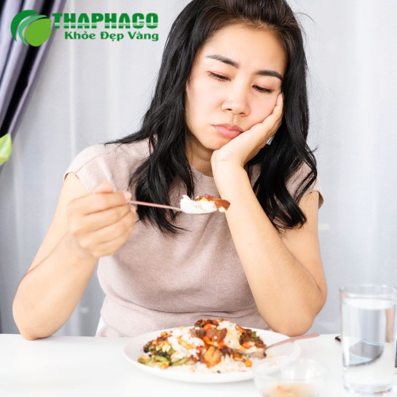 Tràn dịch màng ngoài tim mạn tính phát triển từ từ, với các triệu chứng như mệt mỏi kéo dài, phù nề