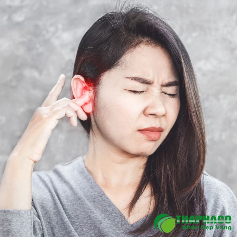 Ù tai có thể do nhiều nguyên nhân, từ tiếp xúc tiếng ồn đến các bệnh lý tiềm ẩn