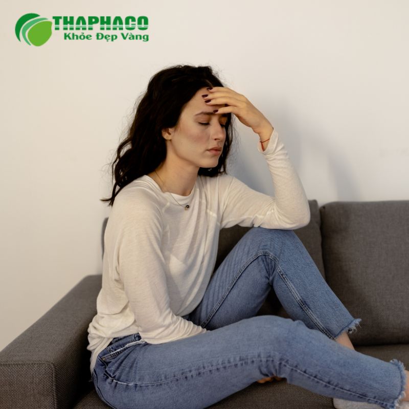 Các triệu chứng viêm màng não điển hình ở người lớn bao gồm sốt, đau đầu dữ dội, cứng cổ