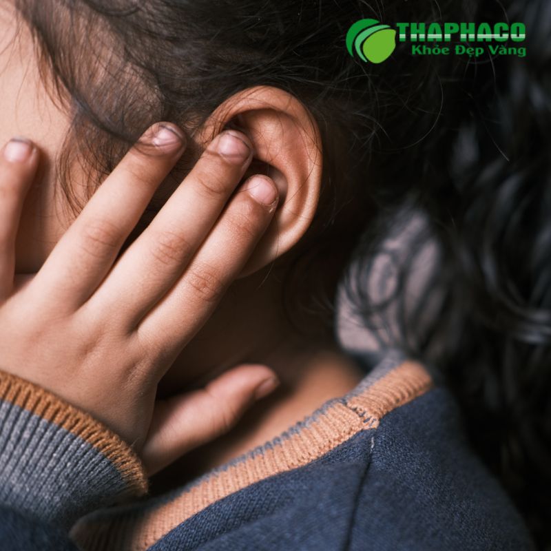 Viêm màng não, đặc biệt là do vi khuẩn, có thể dẫn đến nhiều biến chứng nghiêm trọng