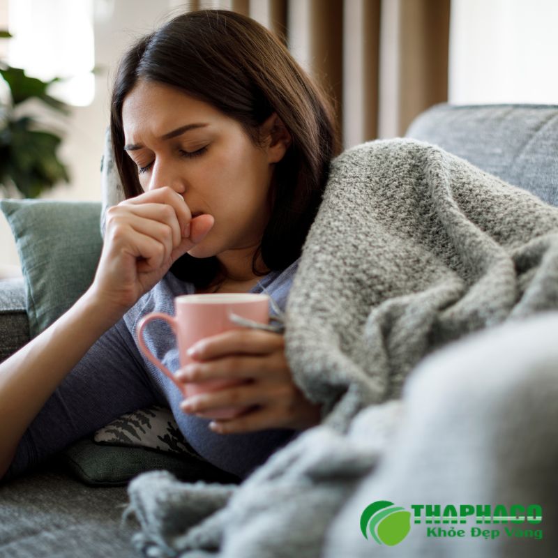 Ho khan, có thể do màng ngoài tim bị kích thích hoặc do chèn ép đường thở