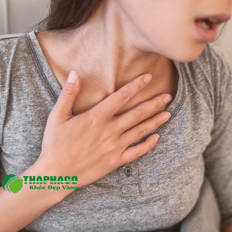 Viêm nội tâm mạc có thể biểu hiện bằng các triệu chứng sốt, ớn lạnh, mệt mỏi, đau nhức cơ khớp