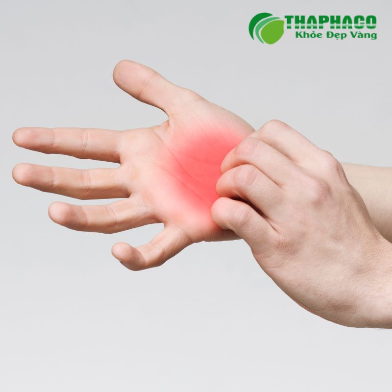Các triệu chứng của MS rất đa dạng, từ rối loạn thị giác, tê bì, yếu cơ đến mệt mỏi và vấn đề nhận thức