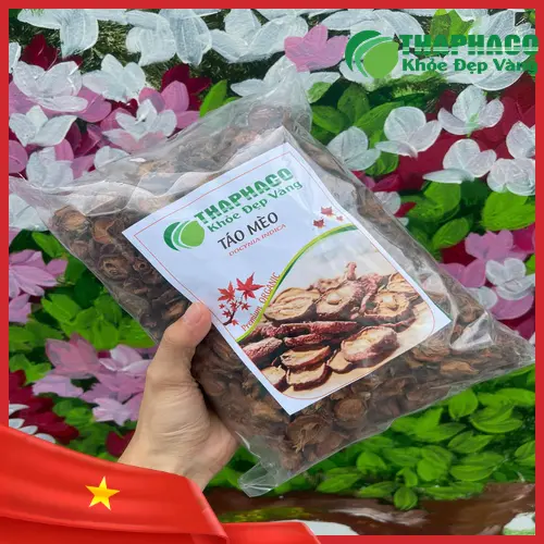 Chai nước táo mèo đã pha
