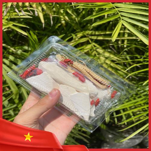 Nồi canh hầm gà thảo mộc thơm ngon đang sôi trên bếp